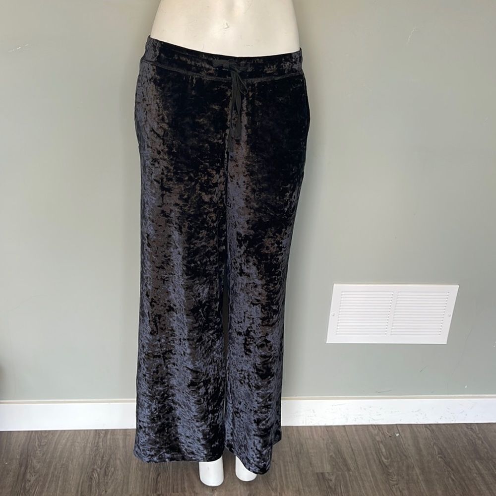 HUE women’s .velvet pants NEW
